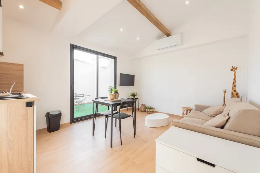Nice air-conditioned 2-room apartment with garden and private parking - Image 1