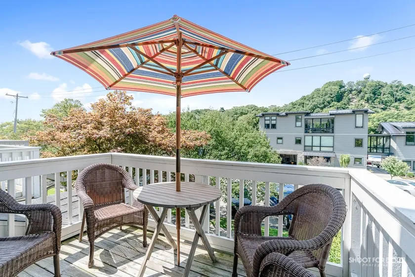 Downtown End Unit Condo: Balcony, Views, Spacious - Image 1