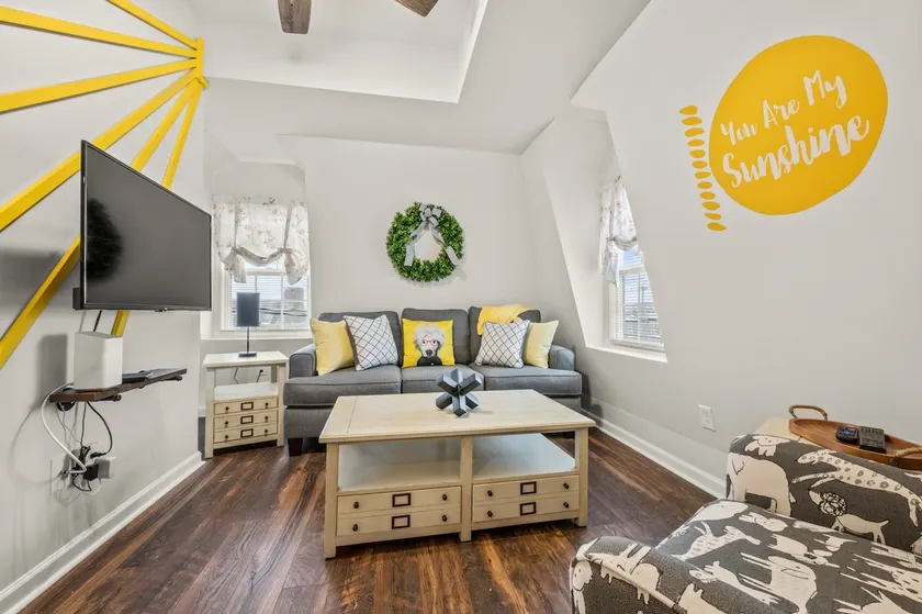 Cozy and Quaint Trackside Oasis - Image 1
