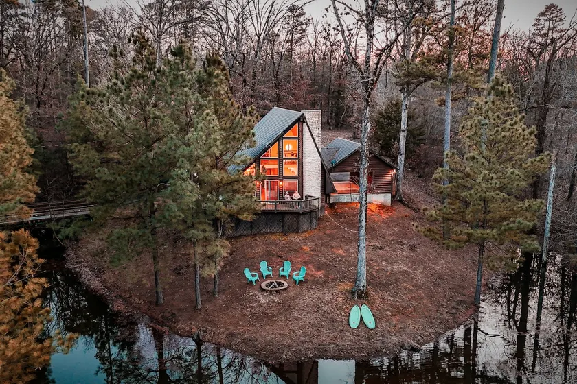 Cabin Masterpiece on Private Lake - Image 1