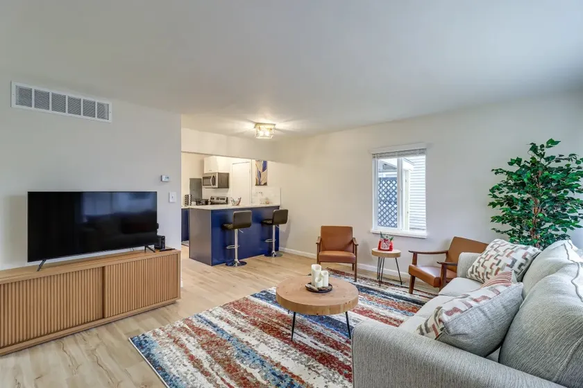 Central 2 Bedroom Home in Oak Park | Fast WiFi - Image 1