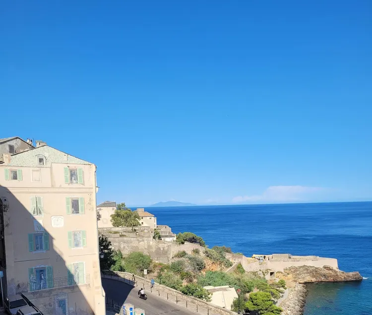 Studio with stunning sea views - Image 1