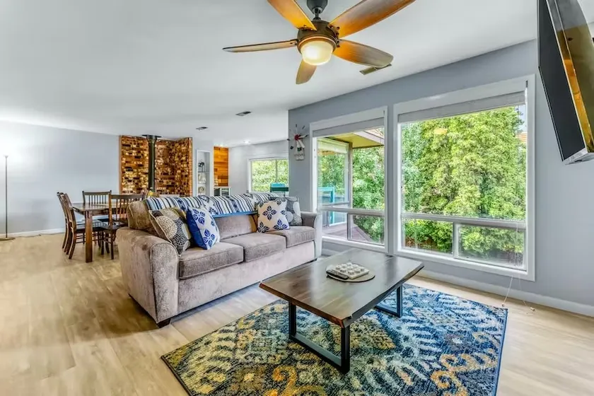 Large Upgraded, Family Friendly Condo with Garage - Image 1