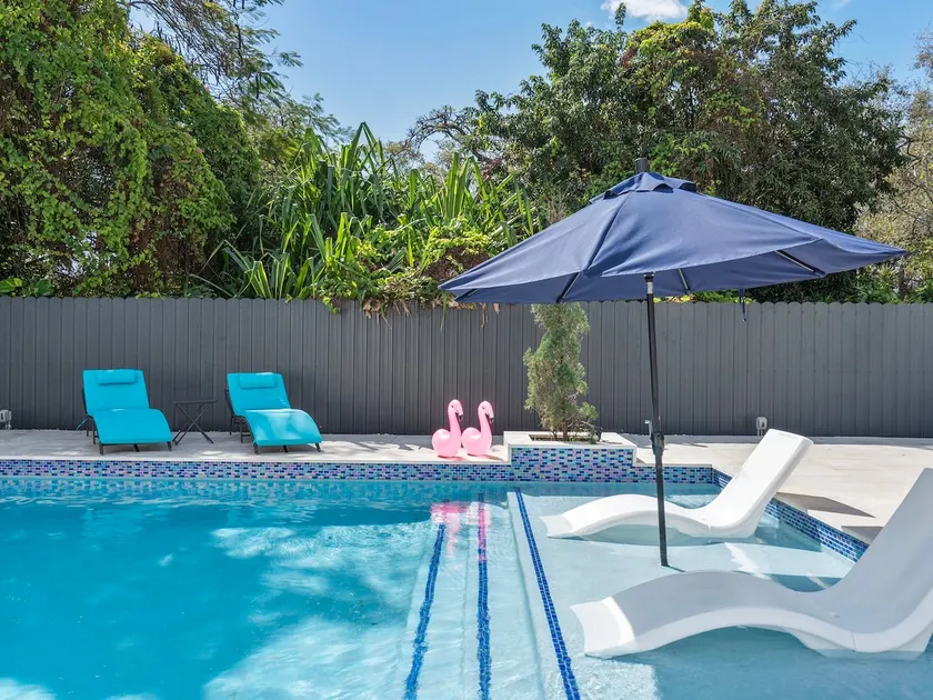 4BR Oasis w/heated pool & arcade - Image 1
