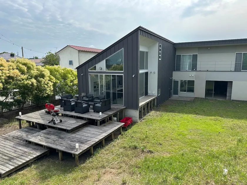 One building/Maximum 12 guests/Free BBQ equipment/Spacious wooden deck/Jacuzzi - Image 1