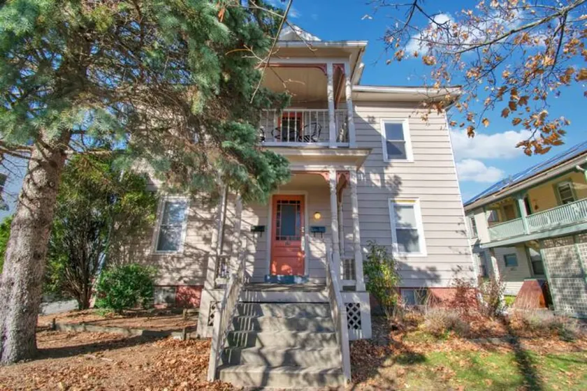 Light-bathed luxury 6BR Victorian, right downtown - Image 1