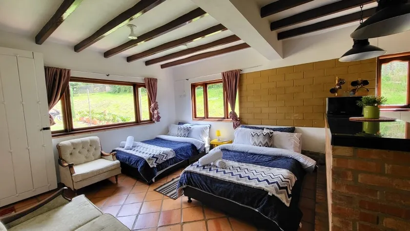 Room with garden, private bathroom and hot water - Image 1