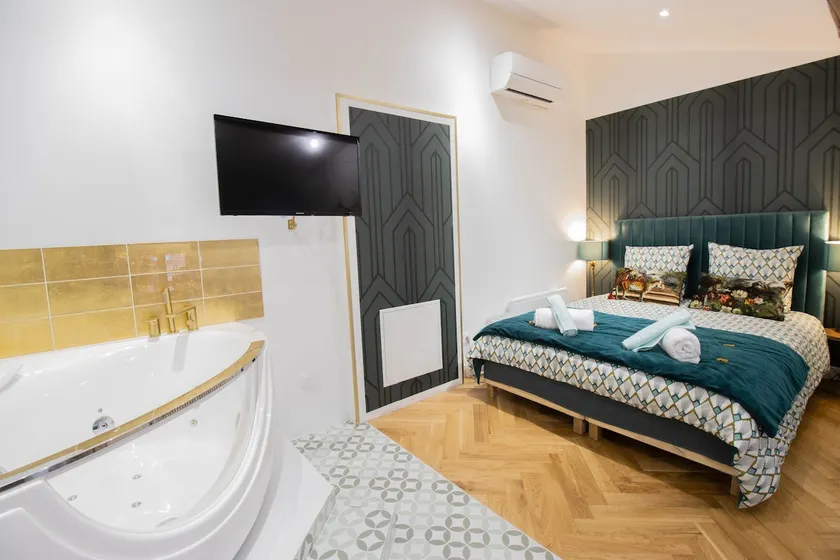 Emerald Suite - Jacuzzi - Image 1