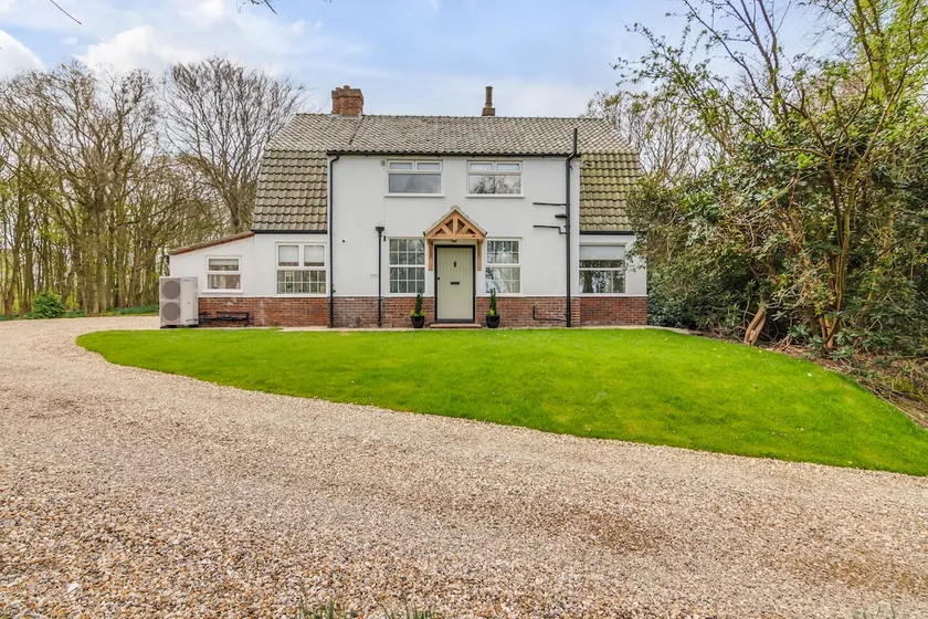 Norfolk Coastal Retreat | 6 Beds + Hot Tub - Image 1