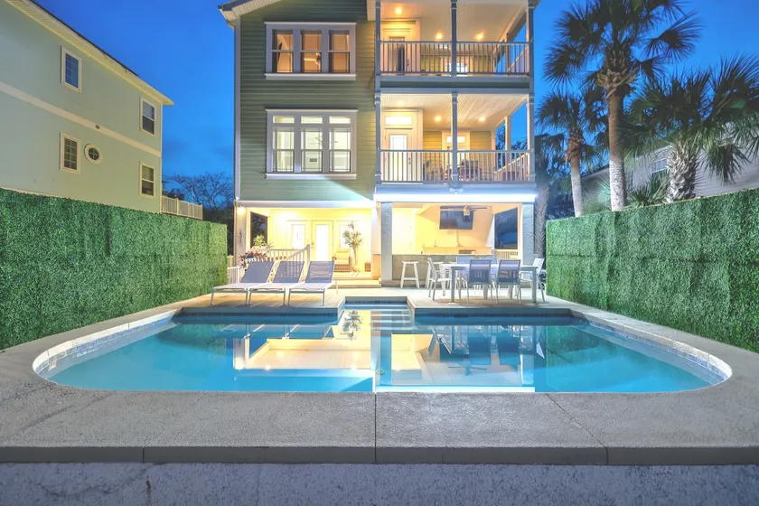 6 bedroom Oasis | Pool | Sleeps 15 - Image 1