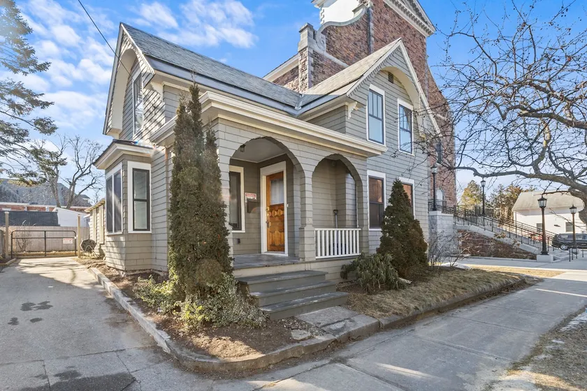 Charming 4BR House - Burlington - Image 1