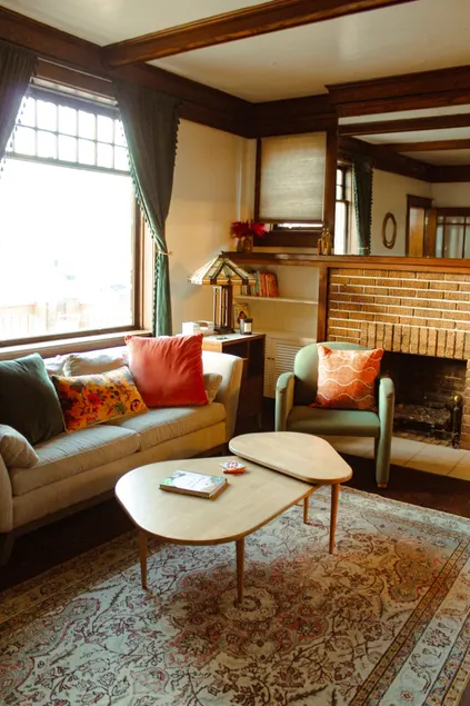 The Comfy & Spacious Vintage Downtown Duplex - Image 1