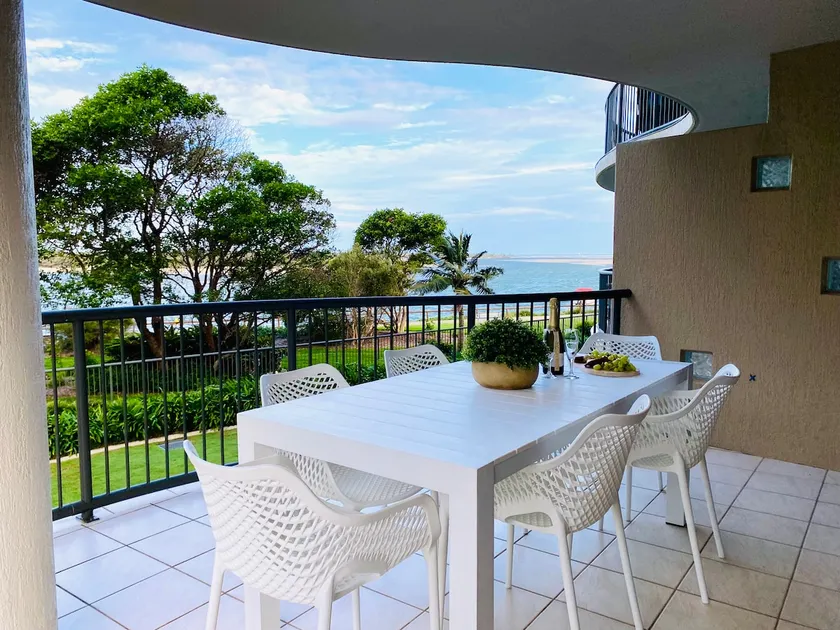 Water's edge Golden Beach Apt - Image 1