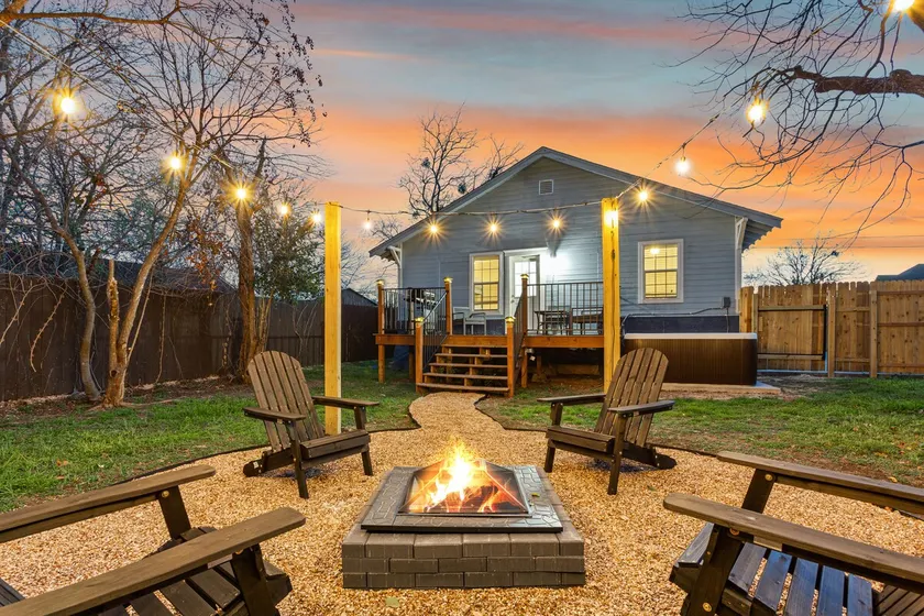Historic Blue Bungalow/Hot Tub/5 min to Magnolia - Image 1