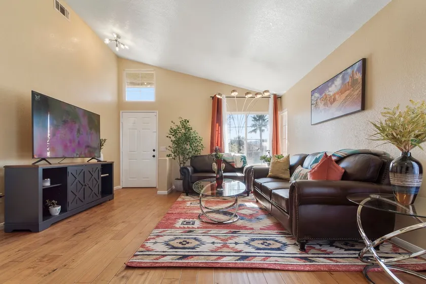 Charming Modern House in Palmdale - Image 1