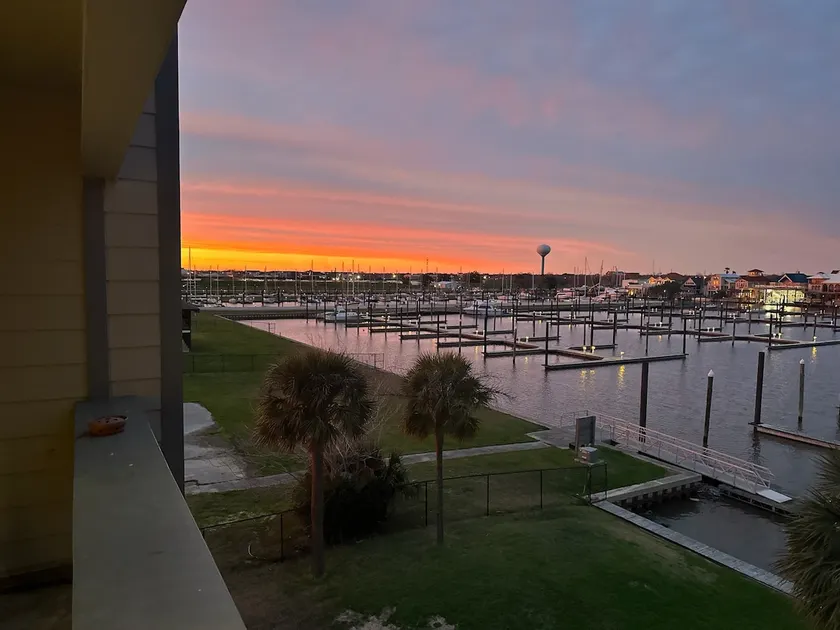 Waterfront Cozy Condo Near Major Industrial Sites - Image 1