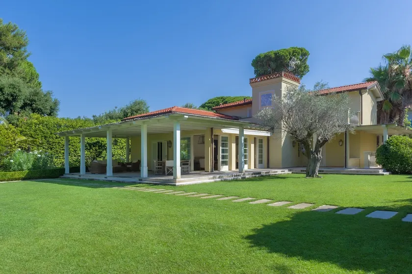 Lovely Villa with garden, 400 mt from the sea, Forte dei Marmi, Versilia,Wi-Fi. - Image 1