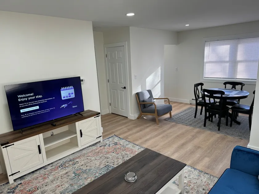 Gardiner- Quiet- Peaceful-One-Bedroom-End Unit - Image 1