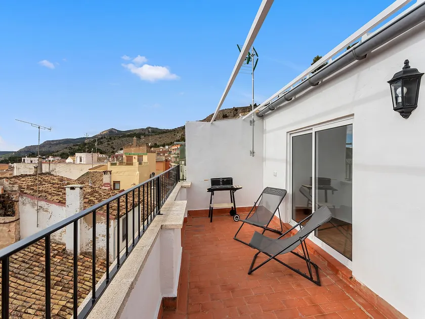 Sunny house in Onil with terrace and bbq - Image 1