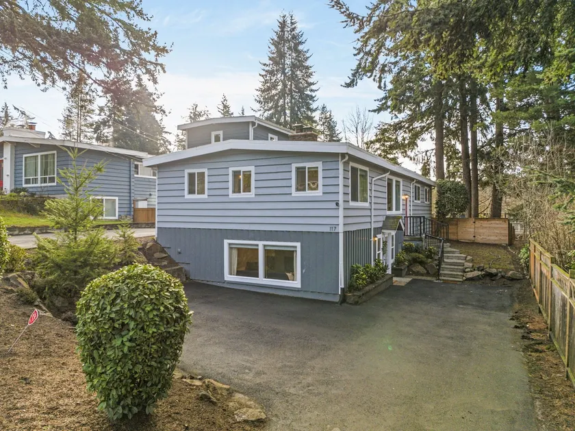 Sleeps 18 Triplex 9BR 3 Kitchens 1 Yard - Image 1