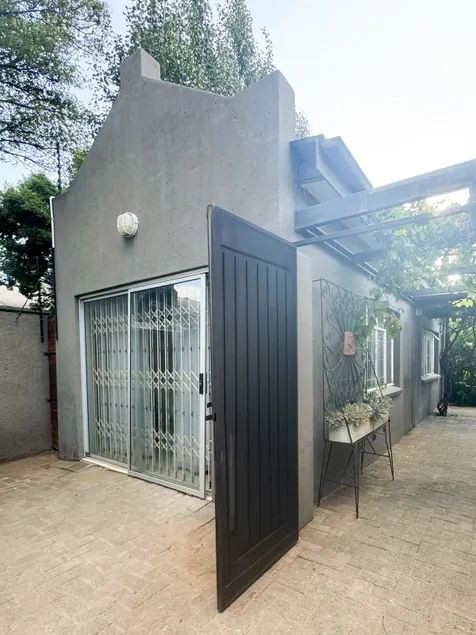Self-catering unit w/ Queen Bed - Image 1