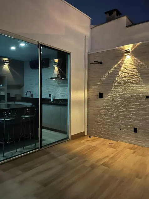 Modern house in a gated condominium - Image 1