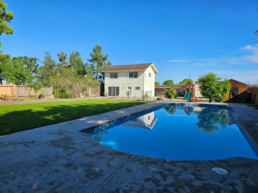1150ft² 2 Story Gated Home w/ Pool & Play Area. - Image 1