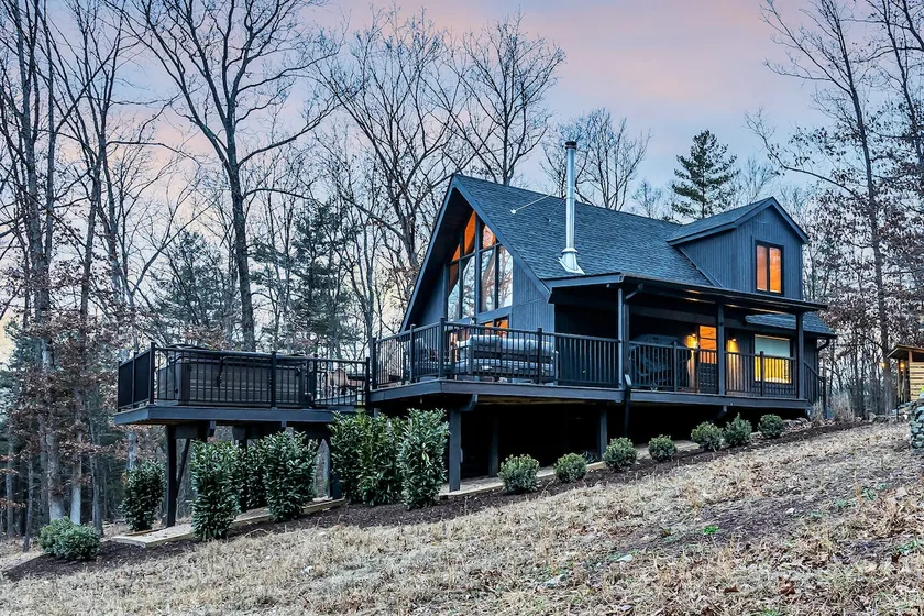 Dreamtime Hillside Cabin w/ Hot tub (Main+Suite) - Image 1