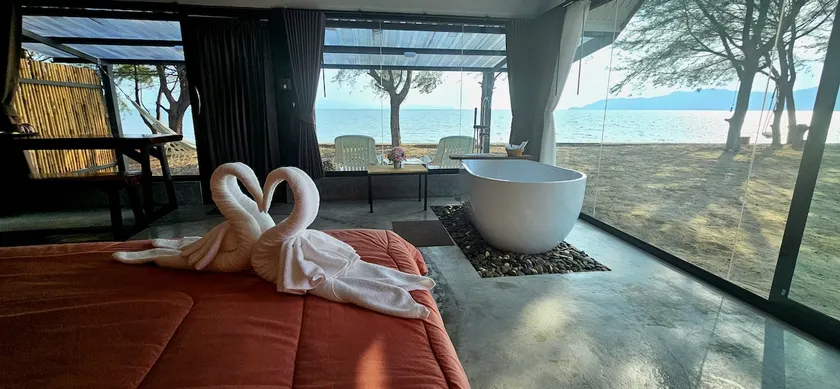 Luxury en suite with bathtub sea view & hammock - Image 1