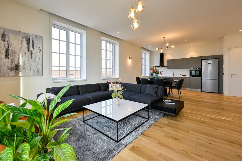 Central Apartment, Near Train/Bus Station! - Image 1