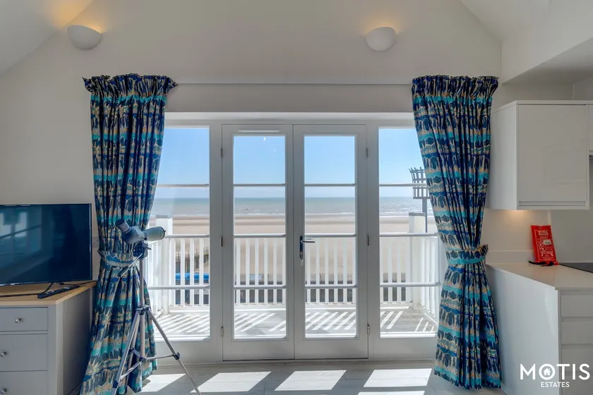 The Sands, Stunning Apartment With Sea Views - Image 1