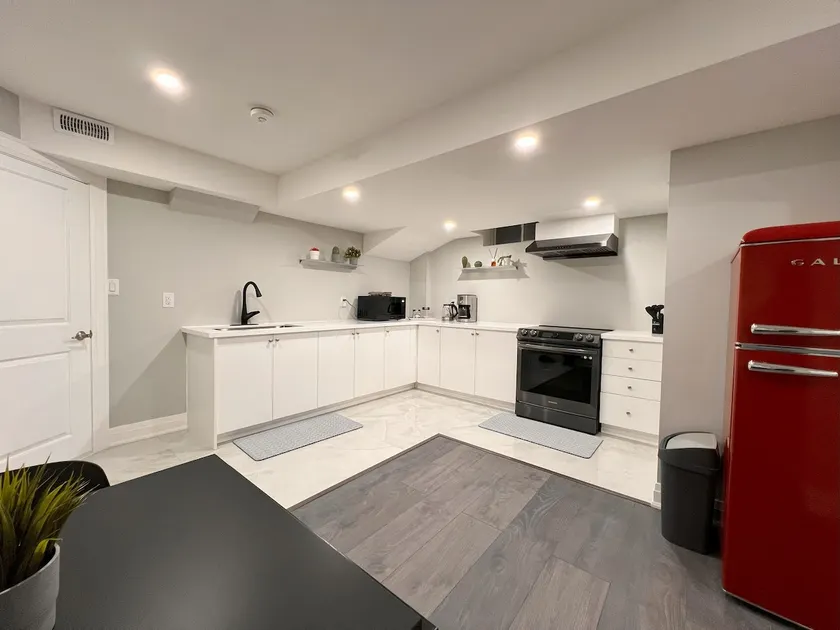 New Contemporary Comfort: Your Stylish Retreat - Image 1