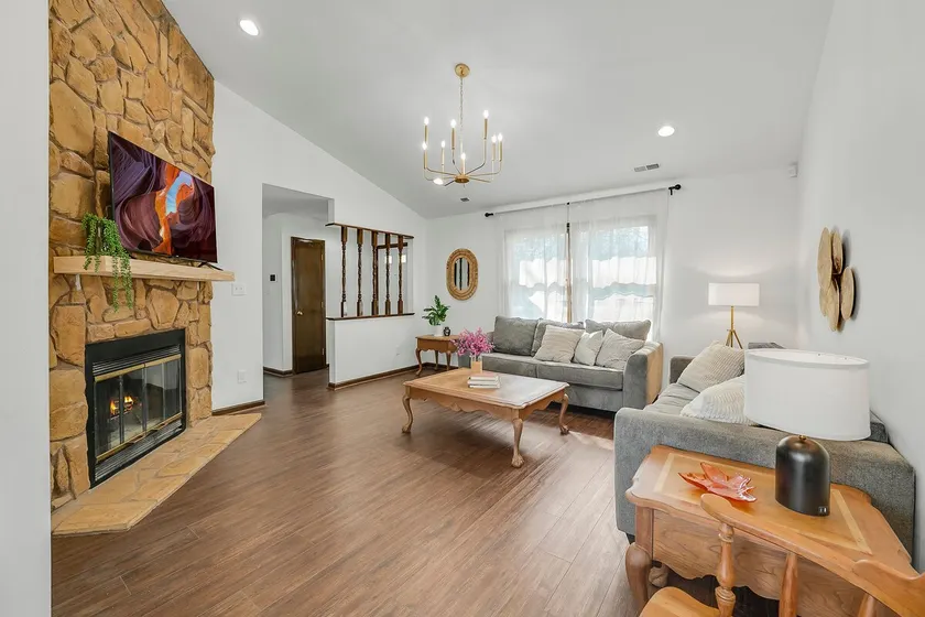 Comfortable home in Raleigh w big fenced backyard - Image 1