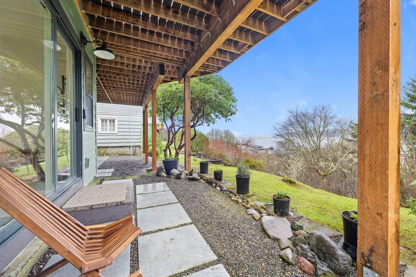 Astoria Hideaway w/ River Views - Image 1