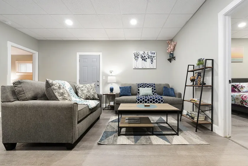 Blue Haven - Renovated 3BR, 8 mins to Downtown - Image 1