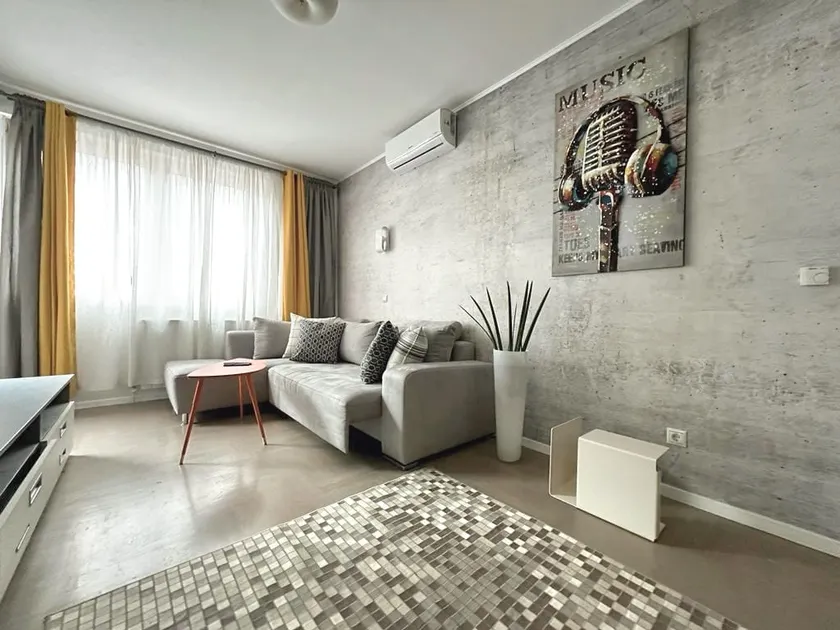 Urban Oasis: Stylish Retreat - Image 1