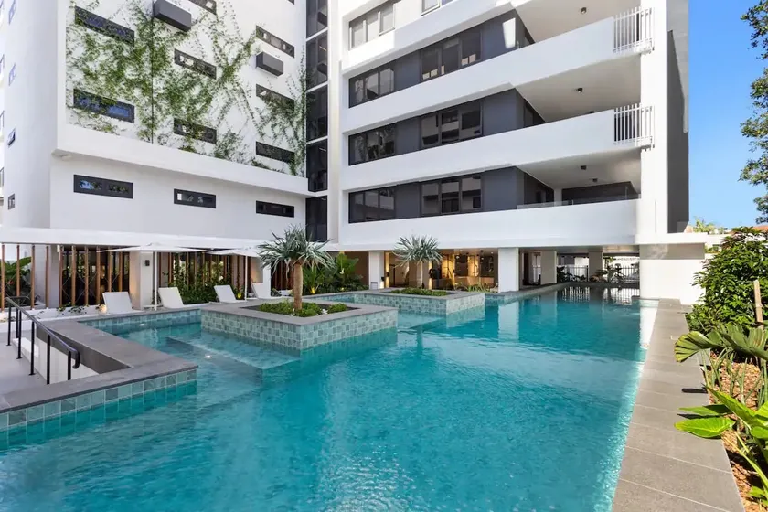 Luxury City Retreat: Pool, Gym & Riverfront Access - Image 1