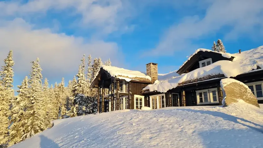Large and exclusive cabin with ski-in ski-out - Image 1