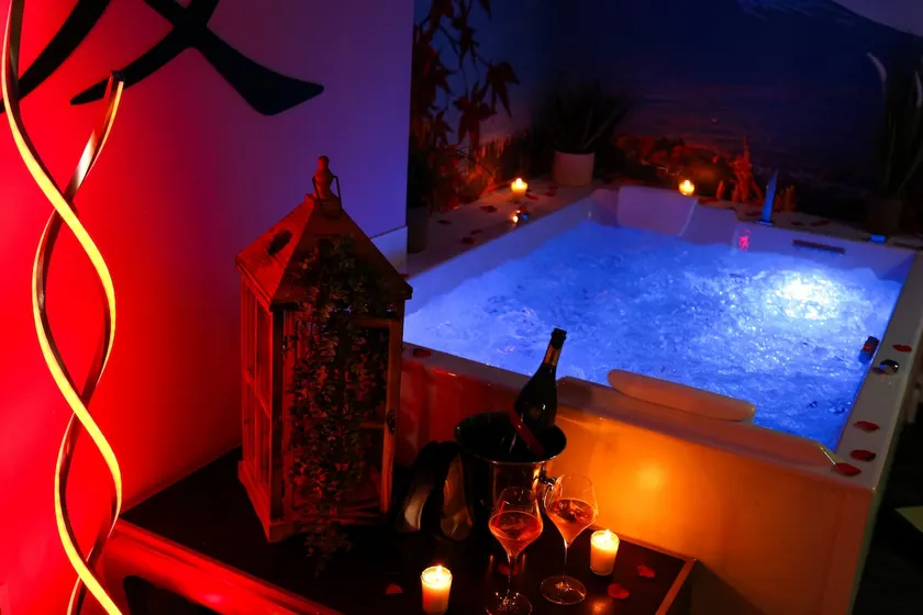Love Room Normandy *The Red Jade* - Image 1