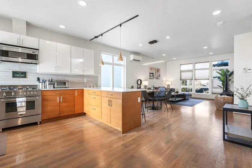 Pristine Townhome with On-Site Parking - Image 1
