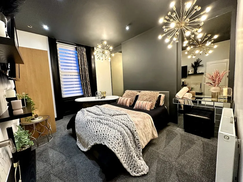 Cinema flat with bathtub bedroom - Image 1