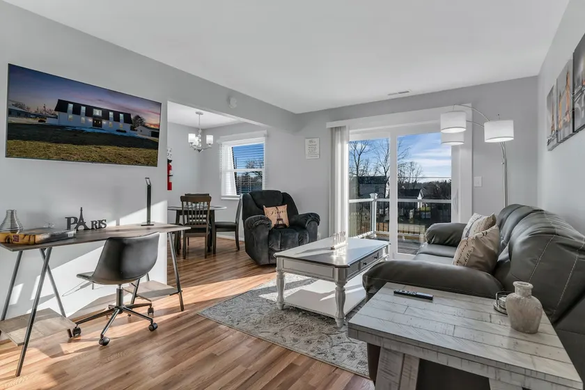 Fenton Flats- Parisian Place With On Site Hot Tub - Image 1