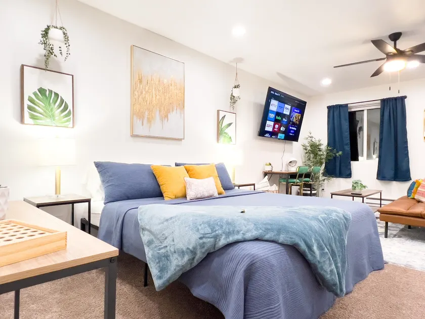Idyllic Studio w/ King Bed, Hot-Tub & Full Kitchen - Image 1