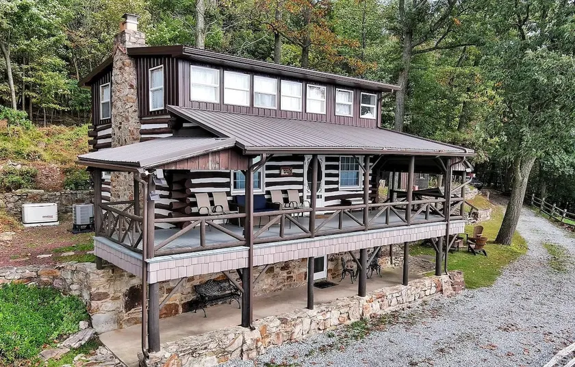 Cozy mountain cabin with breathtaking view. - Image 1