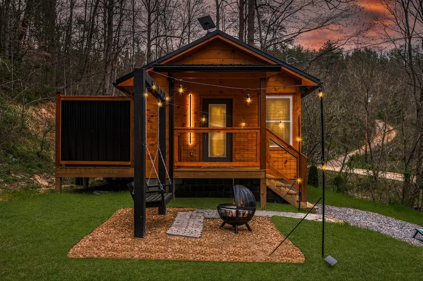 Couple's Escape Cabin! Theater! Jacuzzi! Fire pit! - Image 1