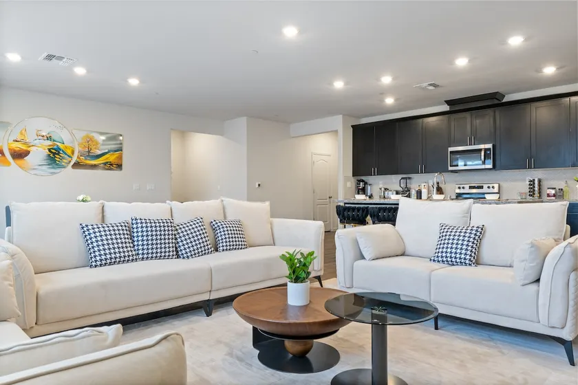 Comfy & Glamorous New Home - Image 1