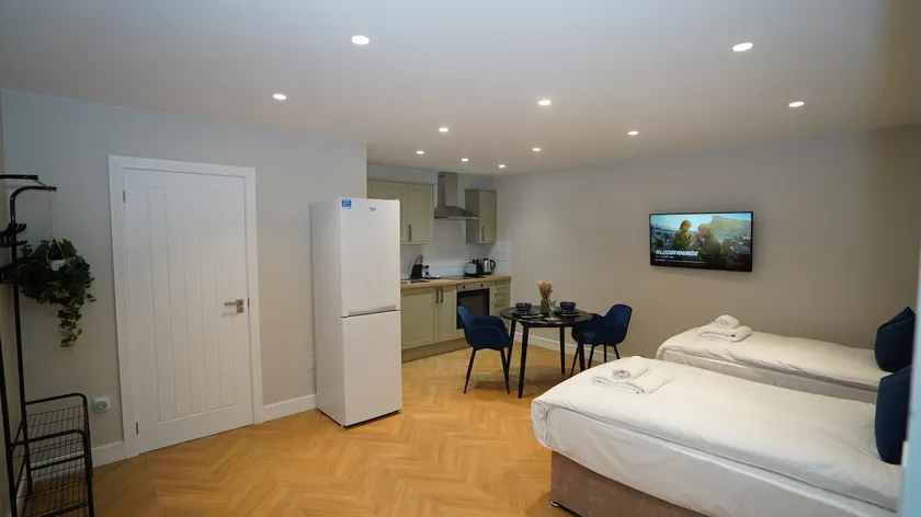 Beautiful Apartment Near LHR with Free Parking - Image 1