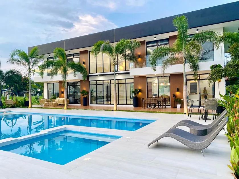 The Modern Lake House - Image 1