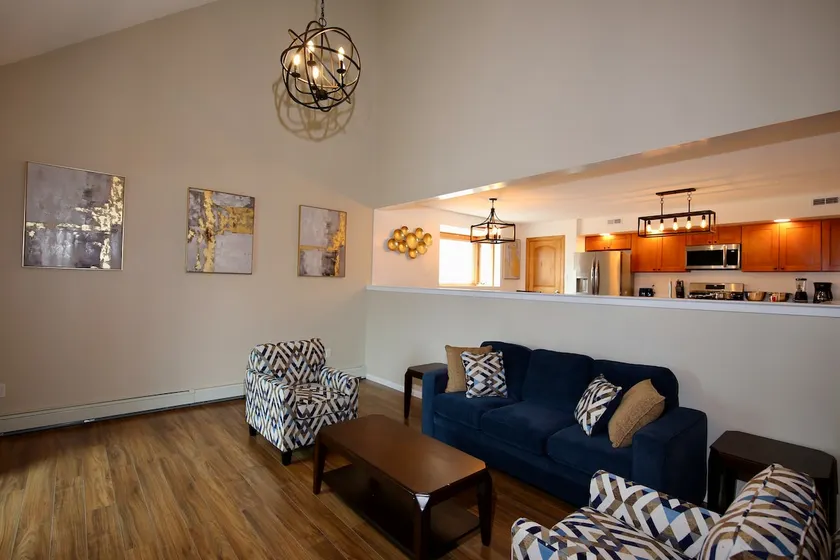 Luxury apartment near beach - Image 1