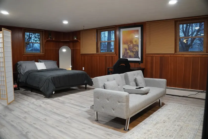 Luxury apartment with laundry and garage! - Image 1